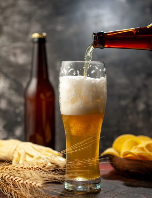 vista frontal vaso oso cips queso mesa luz vino foto alcohol bebida snack color(1)